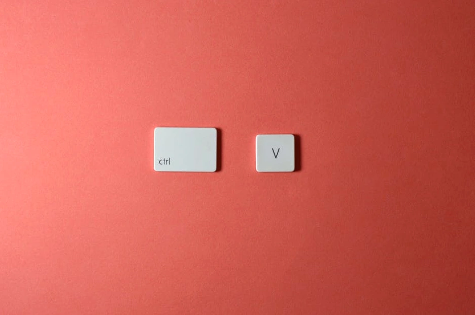 Tým realitních makléřů diskutuje nad plány budovy v moderní zasedací místnosti.